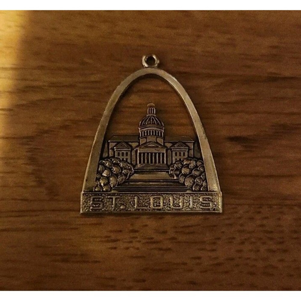Vintage Silver Tone St Louis Gateway Arch & Capital Building Missouri Pendant 1"
